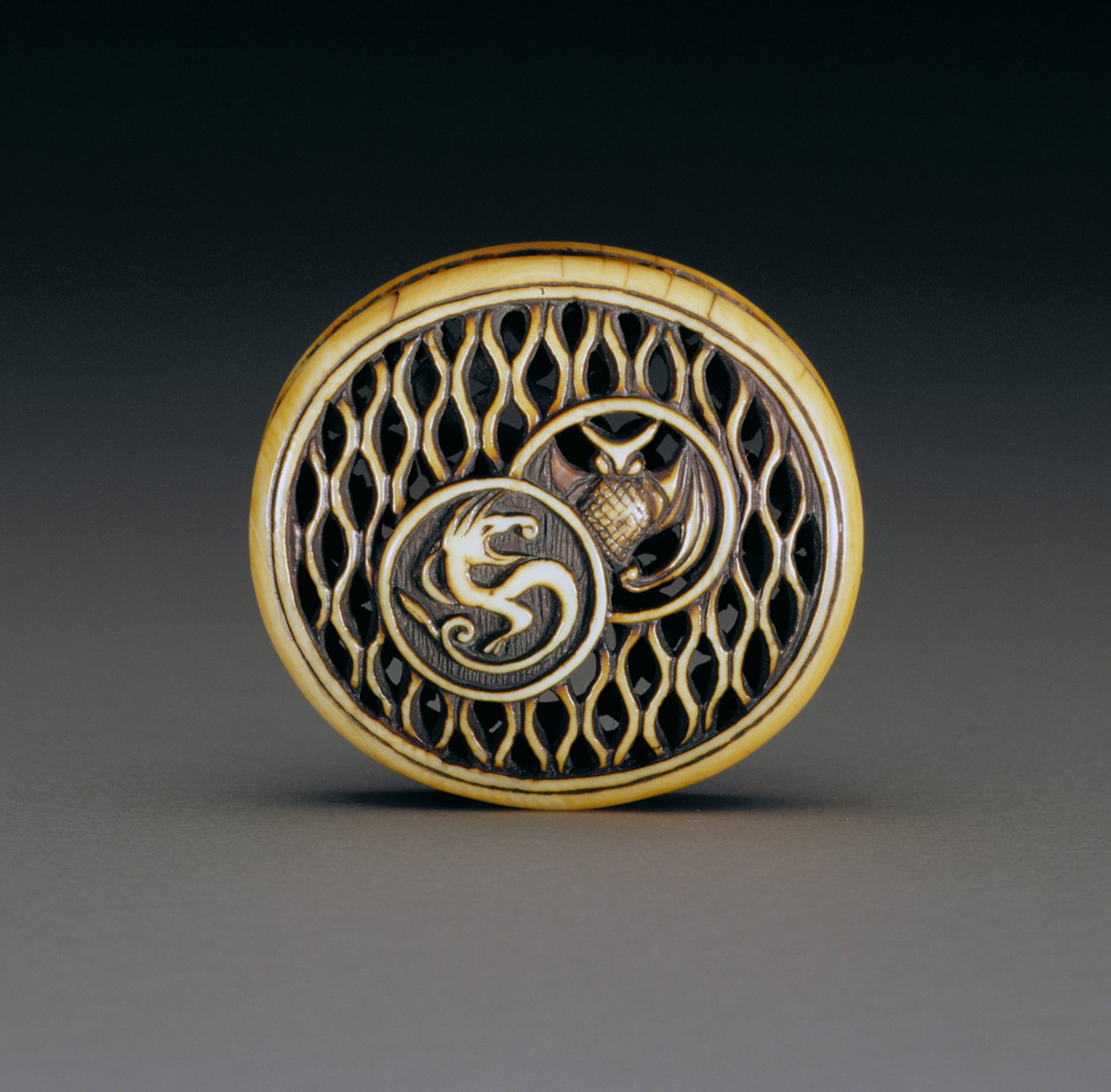 Forsiden av en netsuke, ca. 1870 (for bakside, se 195486) av Ozaki Kokusai