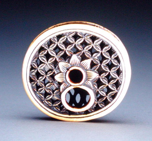 Baksiden av en netsuke, ca. 1870 (for forside, se 195485) av Ozaki Kokusai