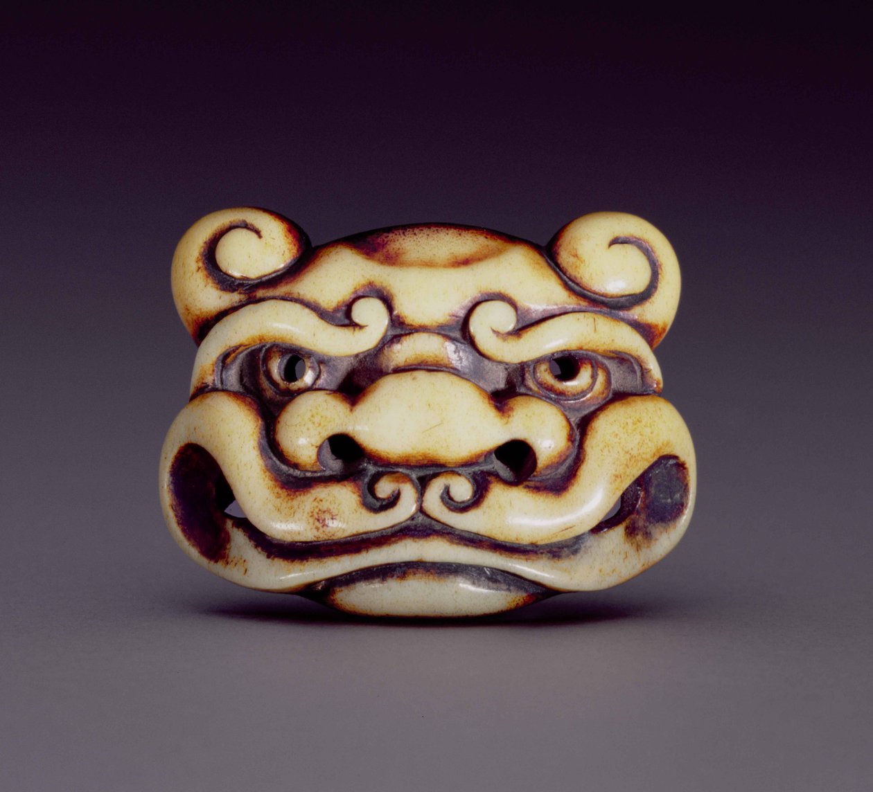 Netsuke som viser ansiktet til en oni-demon, ca. 1870 (hjort-gevir) av Ozaki Kokusai