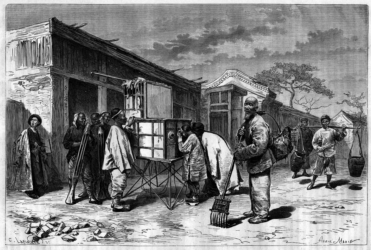 Aktivitet i gatene i Pekin (Beijing), med et diorama fra 1800-tallet. Gravering fra en tegning av Sellier, fra et fotografi av Thomson, i "Le Tour du Monde, Nouveau journal des Voyages", redigert av Edouard Charton, Paris av P. (after) Sellier