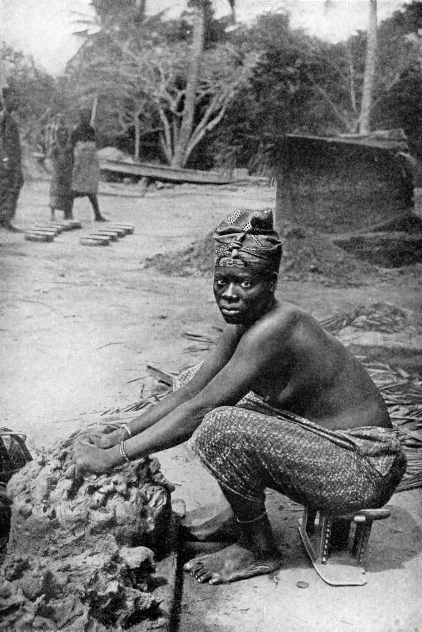 En gullkystens keramiker og leiren hennes, Ghana, Vest-Afrika, 1922. av P. A. McCann