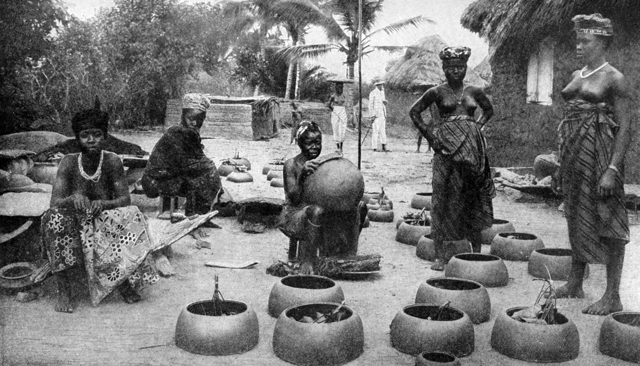 Fanti kvinner som lager keramikk, Elmina, Ghana, 1922. av P. A. McCann