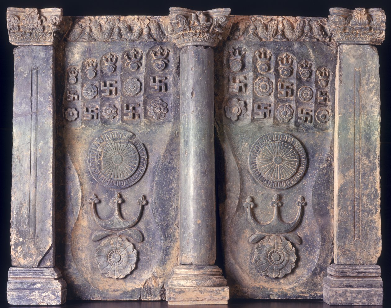 Frise som viser Buddhas fotavtrykk, Gandhara 1. til 5. århundre e.Kr.; av Pakistani School