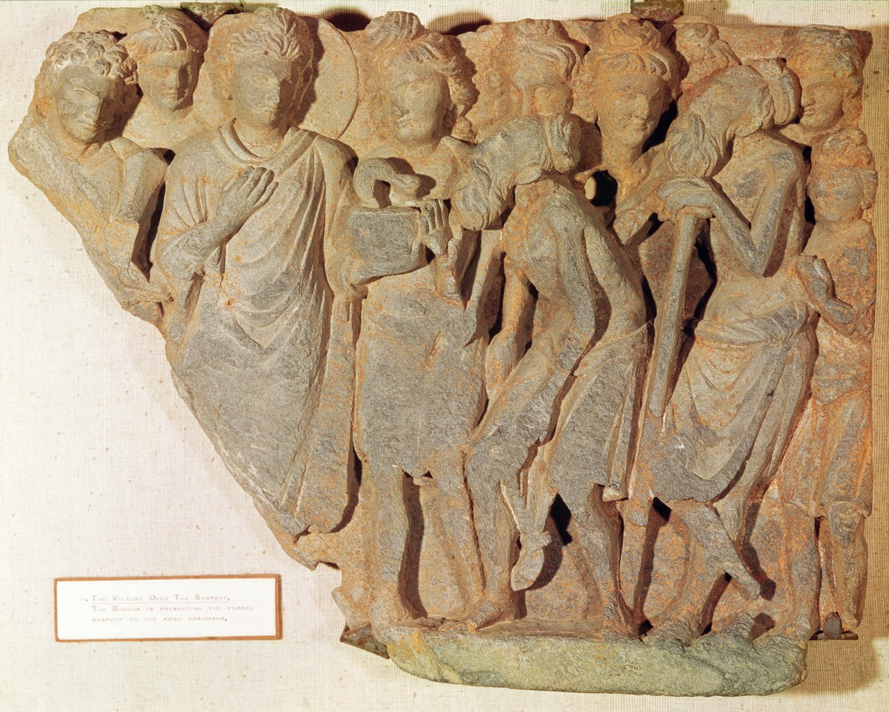 Seieren over slangen, relieff som viser Buddha som presenterer den fryktede slangen for de ærefrykte brahmanene, gresk-buddhistisk stil, 1.-4. århundre av Pakistani School