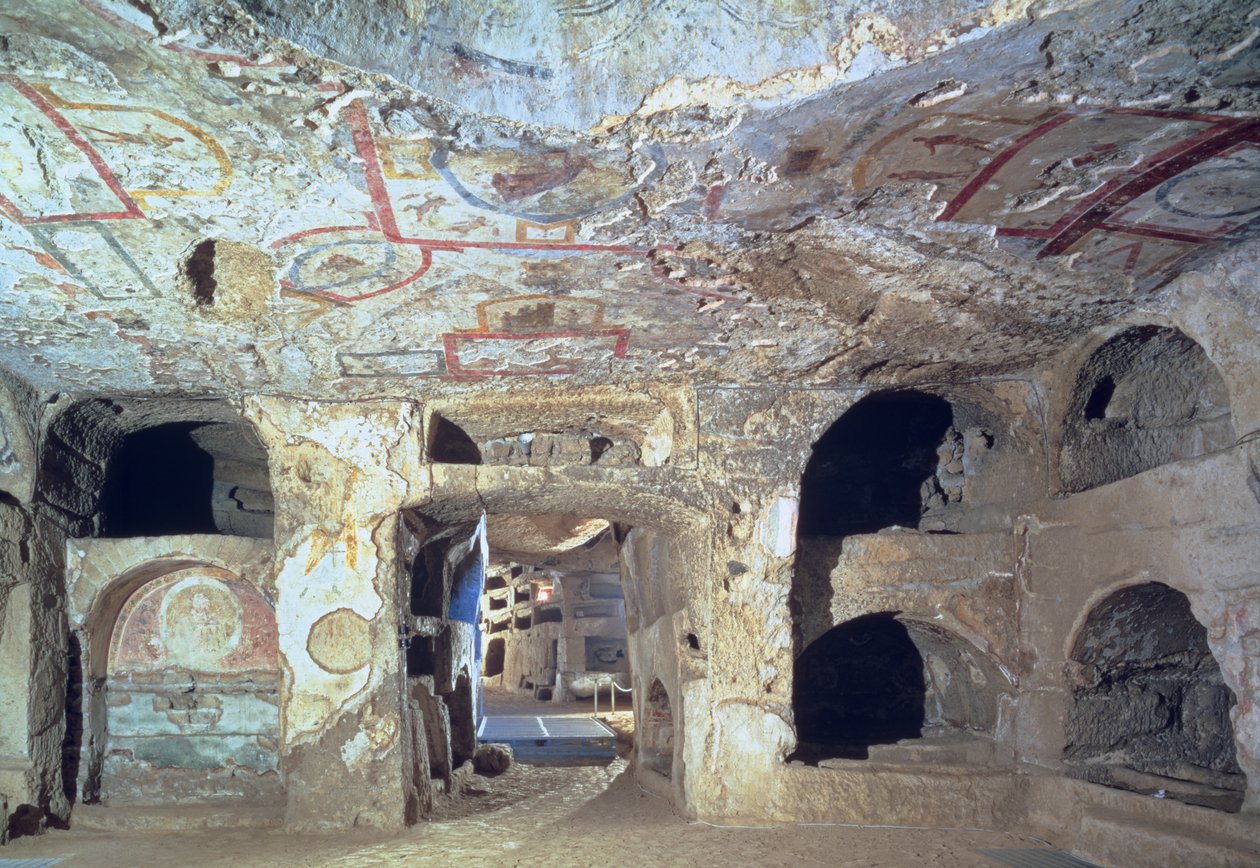 Interiør i et katakombekammer skåret av tufstein som viser fragmenter av freskomalerier, 2. århundre av Paleo Christian