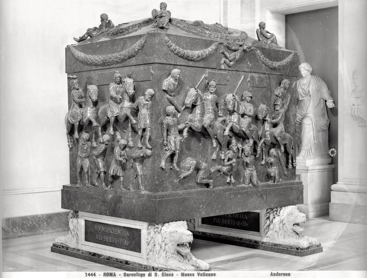 Sarkofag av St. Helena som viser romerske kavalerer og barbariske fanger (porfyr) av Paleo Christian