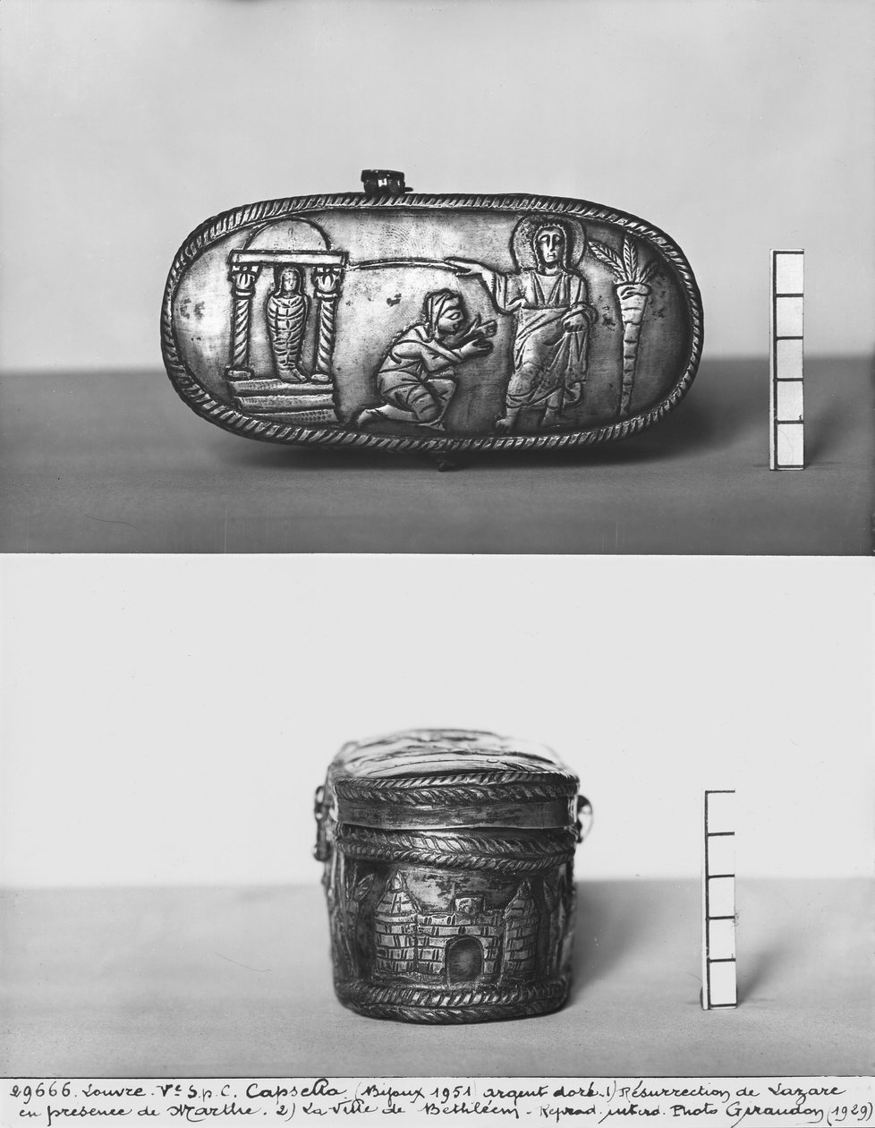 Detalj av lokket til en pyxide som viser oppreisningen av Lasarus med Kristus og Marta sølv bw foto av Paleo Christian