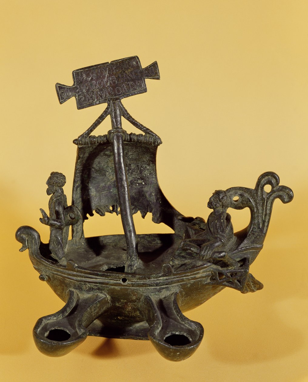Lampe i form av en båt, med St. Paul og St. Peter (bronse) av Paleo Christian