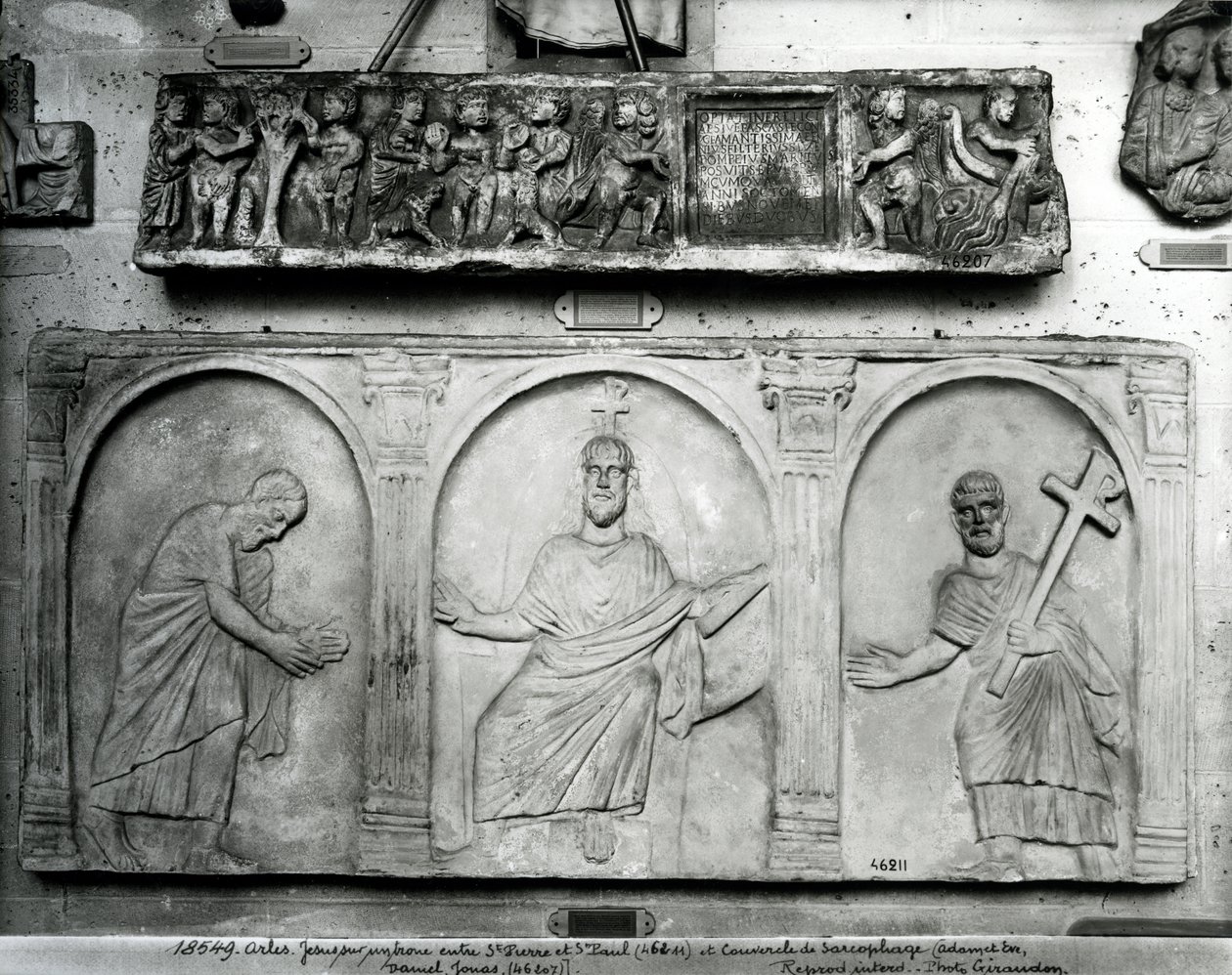 Øverst: Lokk på en sarkofag som viser Adam og Eva, Daniel og Jona; Nederst: Kristus på tronen med St. Peter og St. Paul av Paleo Christian