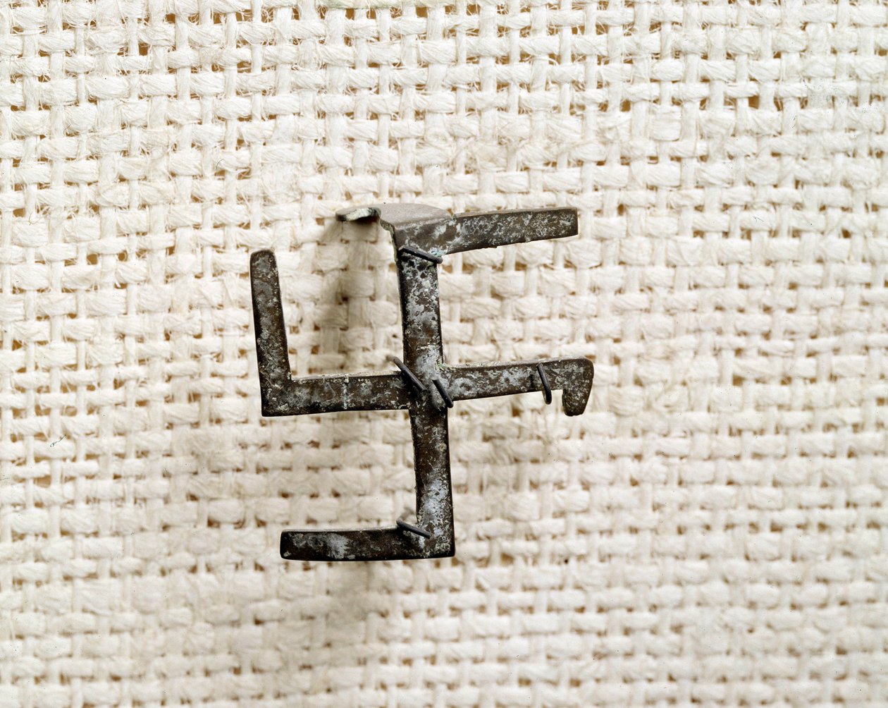 Kristen antikvitet: fibule i form av svastika (som vil inspirere korsgammee). 1. til 3. århundre. Nasjonalmuseet for arkeologi i Saint Germain en Laye av Paleo Christian