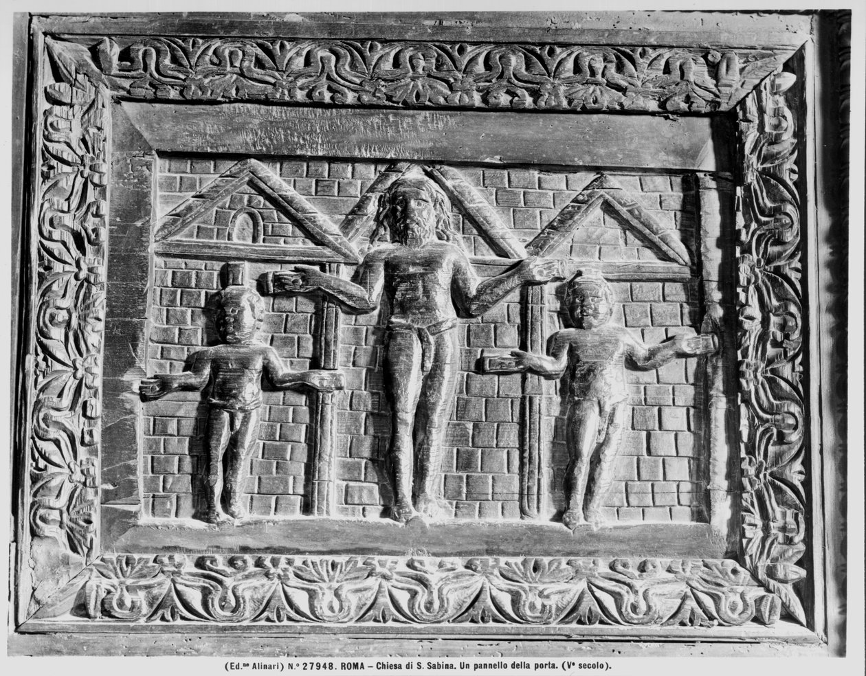 Detalj av korsfestelsen fra døren som viser scener fra Det gamle og Det nye testamente (tre) (s/hvitt foto) av Paleo Christian
