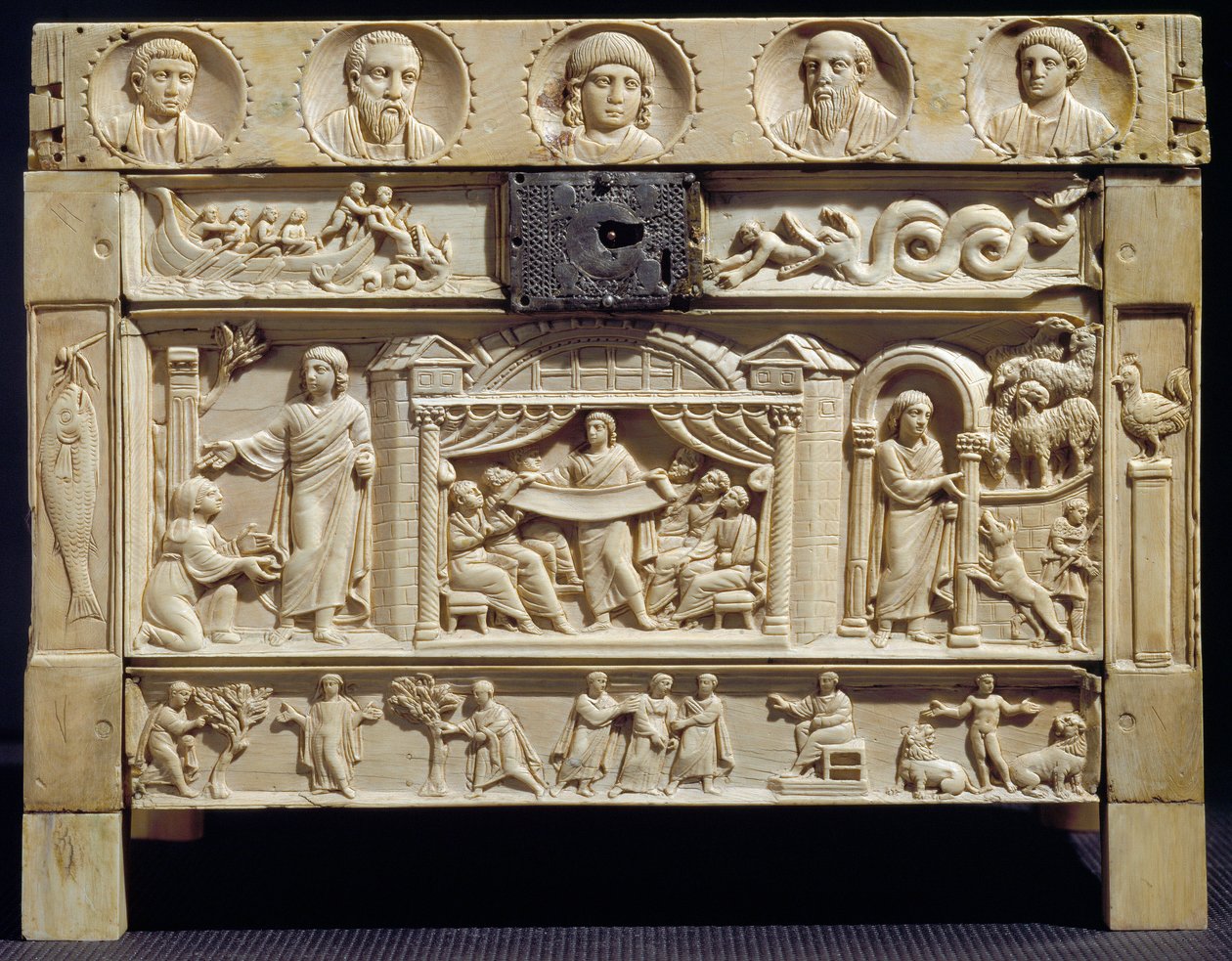 Paleochretian Art: Relikvieskrin (lipsanotheque) dekorert av scener fra Det gamle og nye testamente i nedre relieffer. 4. århundre Fra klosteret Santa Giulia, Italia. Brescia, kristent museum av Paleo Christian
