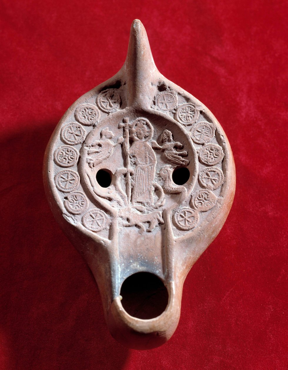 Paleokretisk kunst: oljelampemedaljong i terrakotta dekorert av en triumferende Kristus. Realisert under det nedre Romerriket (307-425 e.Kr.) i Tunisia. Oppdaget i Timgad (Algeria). Søn 0,03x0,13x0,08 m Paris, musee du Louvre av Paleo Christian