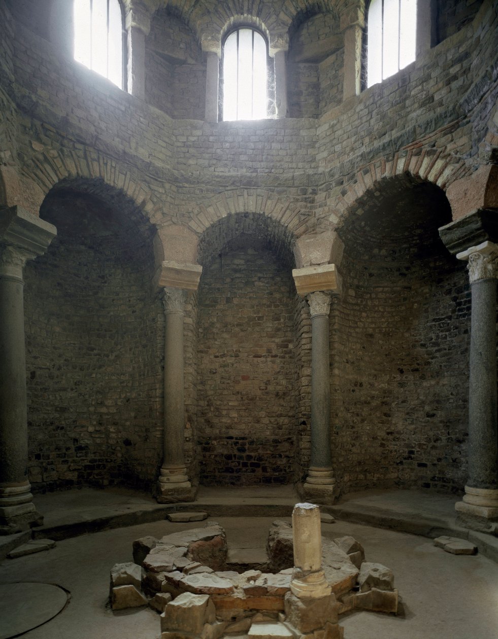 Paleokristen kunst: utsikt over det indre av baptisteren, 500-tallet. Frejus (Var) av Paleo Christian