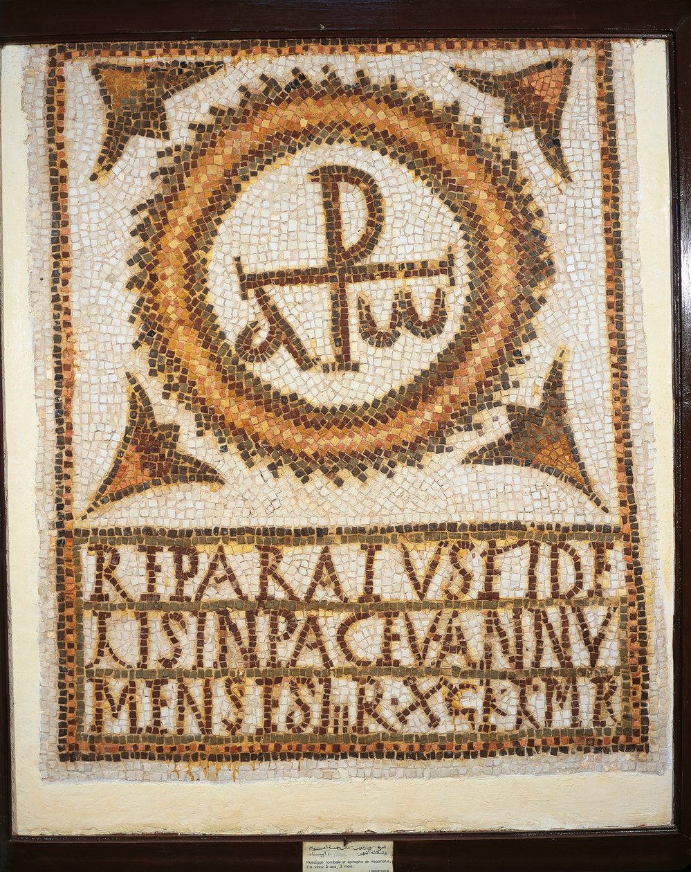 Tunisia, Uppenna-mosaikken, mosaikkverk som skildrer en grav med et epitafium: alfa og omega (begynnelsen og slutten) av Paleo Christian