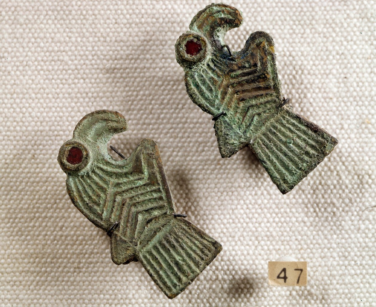 Kristen antikvitet: bronsefibuler innlagt med granat i form av ørnehoder. Nasjonalmuseet for arkeologi, Saint Germain en Laye av Paleo Christian Paleo Christian