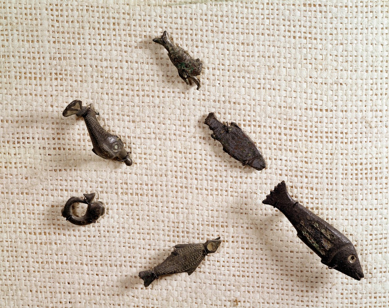 Kristen antikvitet: fibuler og metallsmykker i form av fisk. Nasjonalmuseet for arkeologi, Saint Germain en Laye av Paleo Christian Paleo Christian