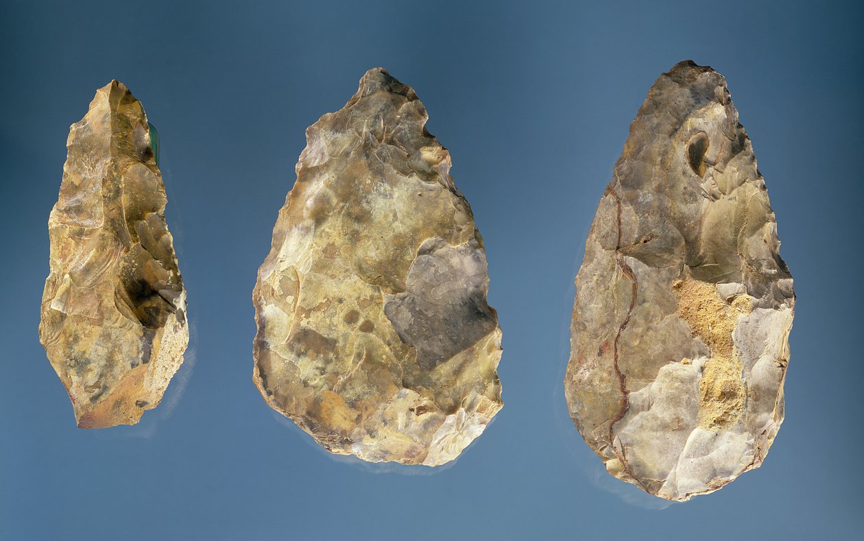 Tre flintredskaper av Paleolithic