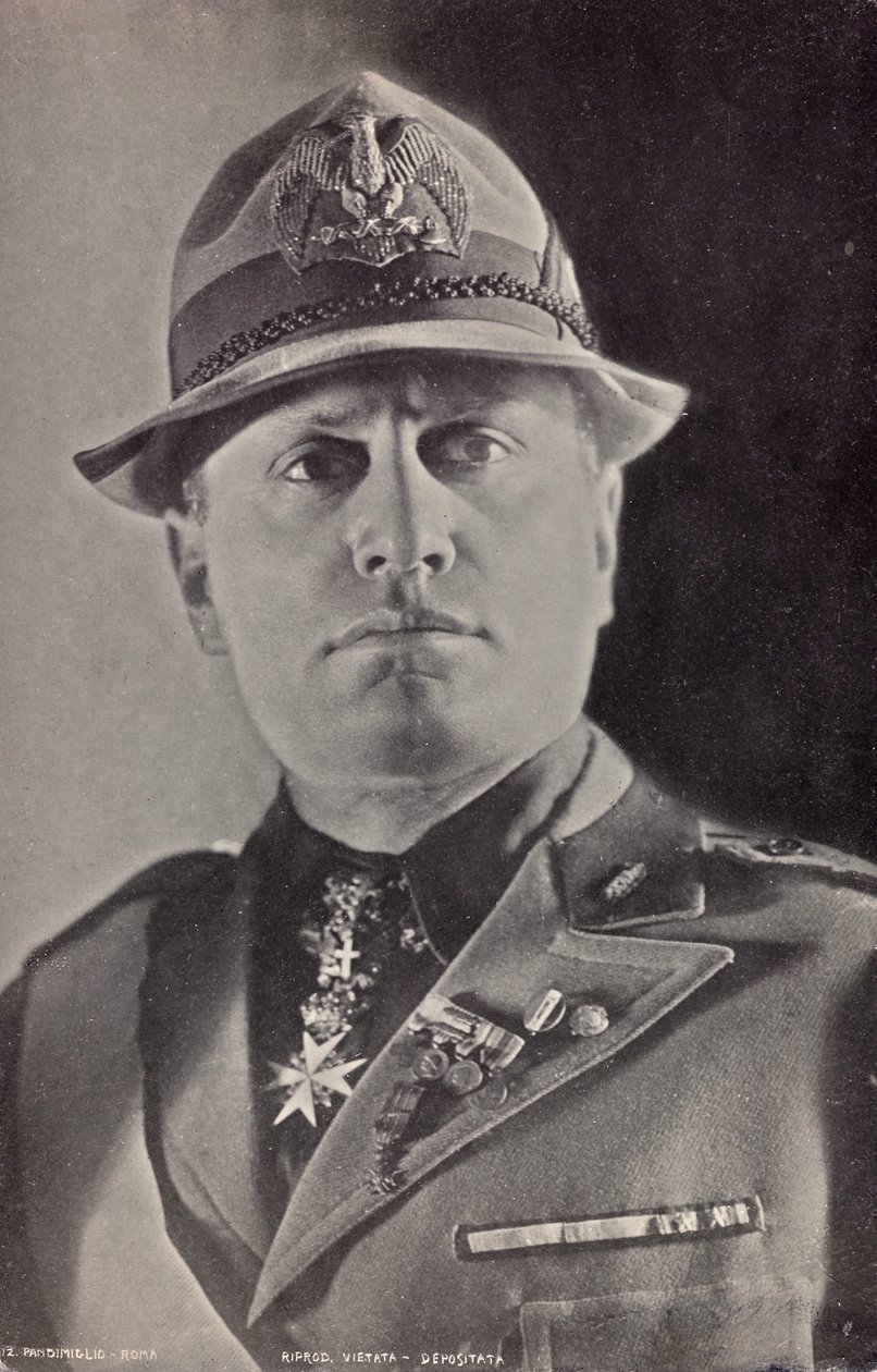 Album "Duce": Benito Mussolini i uniform Militia (s/hv-bilde) av Pandimiglio Pandimiglio