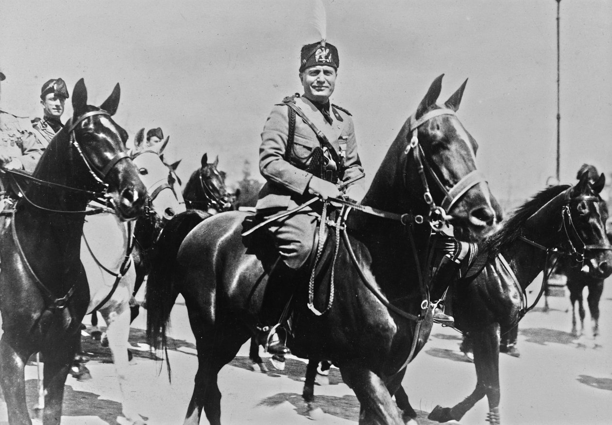 Album "Duce": Benito Mussolini på hesteryggen med følget i Roma (s/hv-bilde) av Pandimiglio Pandimiglio