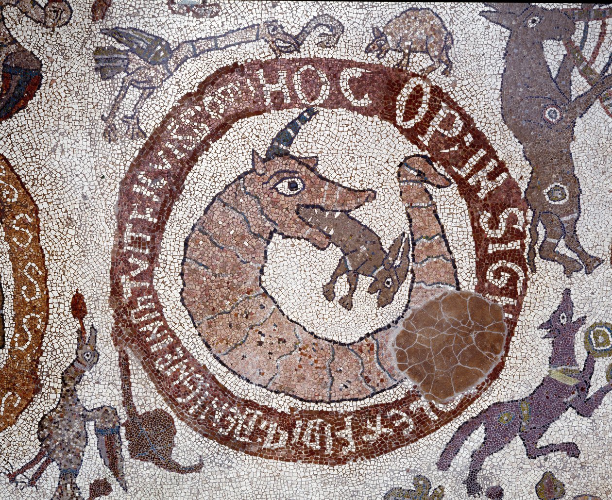Representasjon av Leviathan i form av en krokodille som legemliggjør Satan som holder en hare i munnen som representerer mennesket. Mosaikk av Pantaleone, prest og mosaikk. 1163-1166. Sentralskipet til katedralen i Otranto (Otranto), Italia ©Luisa Ricci av Pantaleon Pantaleon