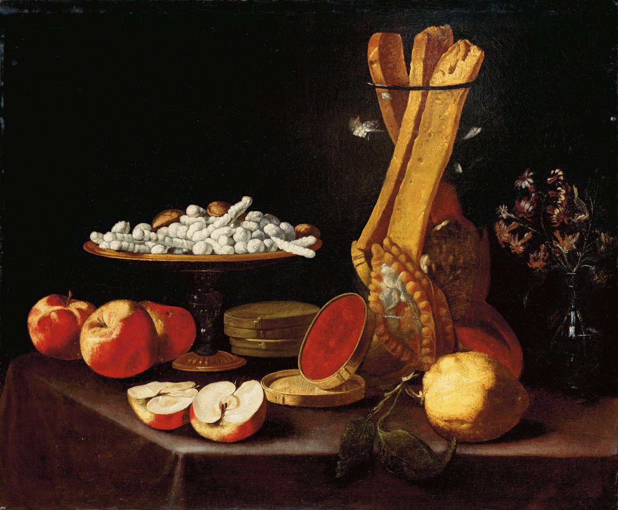 Søtsaker på en tazza, narcissi i en glassvase, brødpinner i en krukke og epler, gelé og en sitron på et drapert bord av Paolo Antonio Barbieri