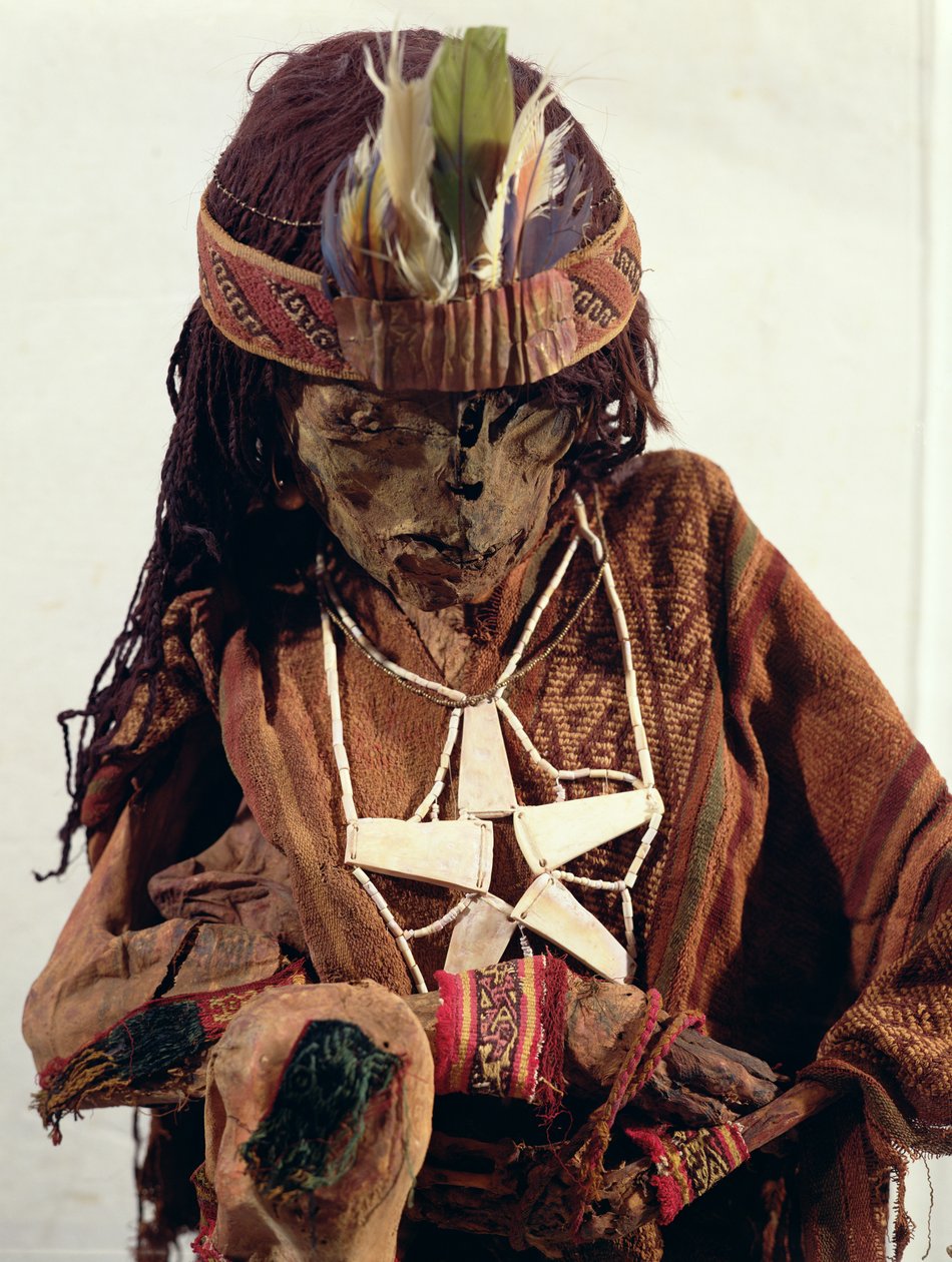 Mumien prydet med beinsmykker, ca. 200 f.Kr av Paracas Culture