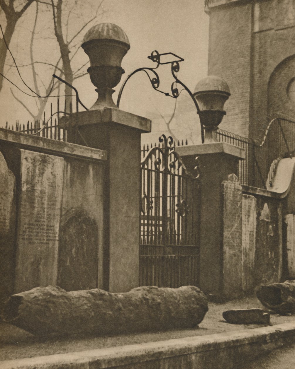 Elm stammer for ledningsrør gravd opp nær St. Annes, Soho, c1935. av Paterson