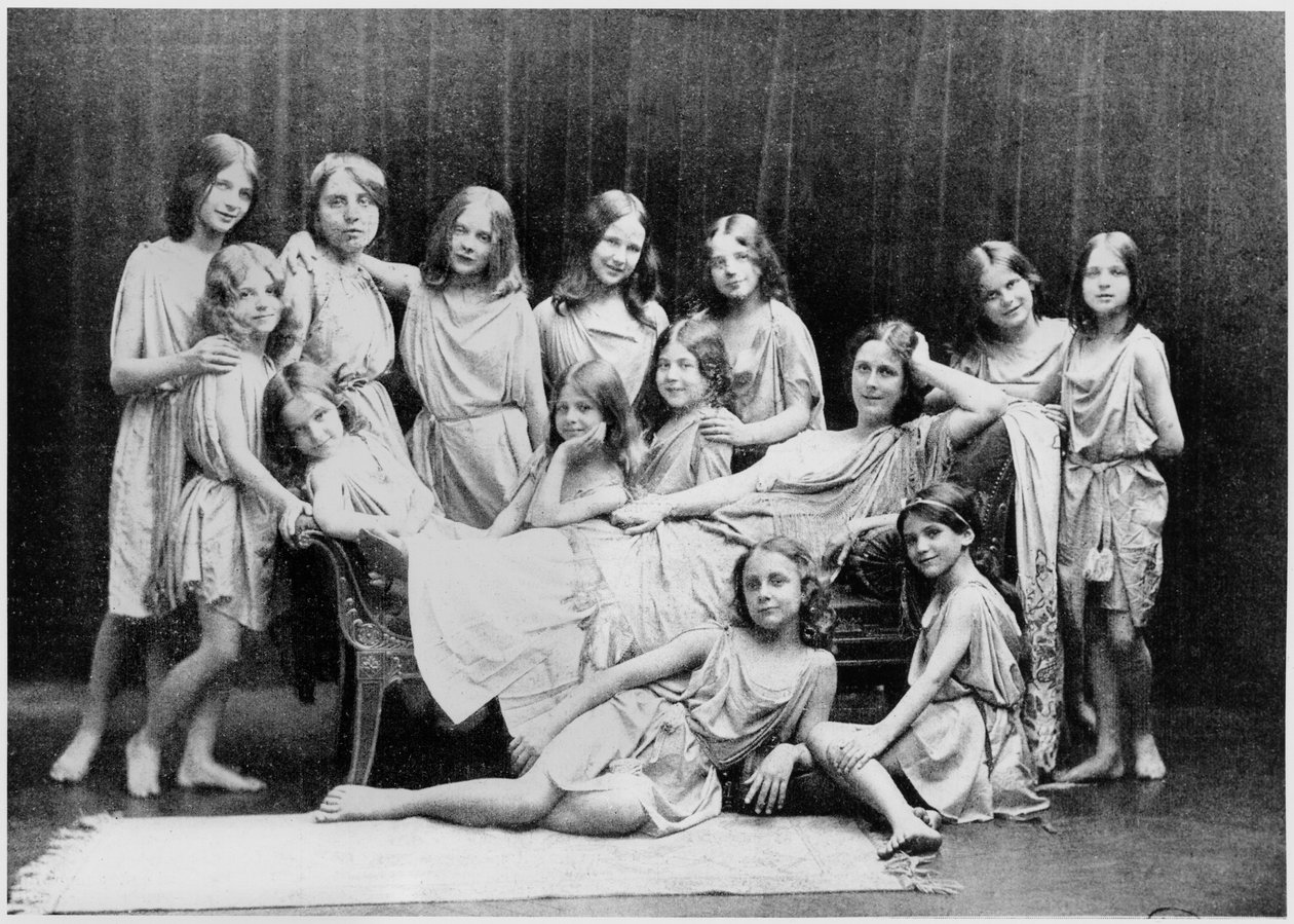 Isadora Duncan (1877-1927) og hennes elever fra Grunewald School, 1908 (bw-bilde) av Paul Berger