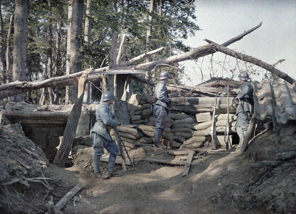 En fransk observasjonspost med tre soldater i en grøft forsterket med trebjelker og sandsekker nær de tyske linjene, Hirtzbach, Department Haut-Rhin, Alsace, Frankrike 16. juni 1917 (autochrom av Paul Castelnau