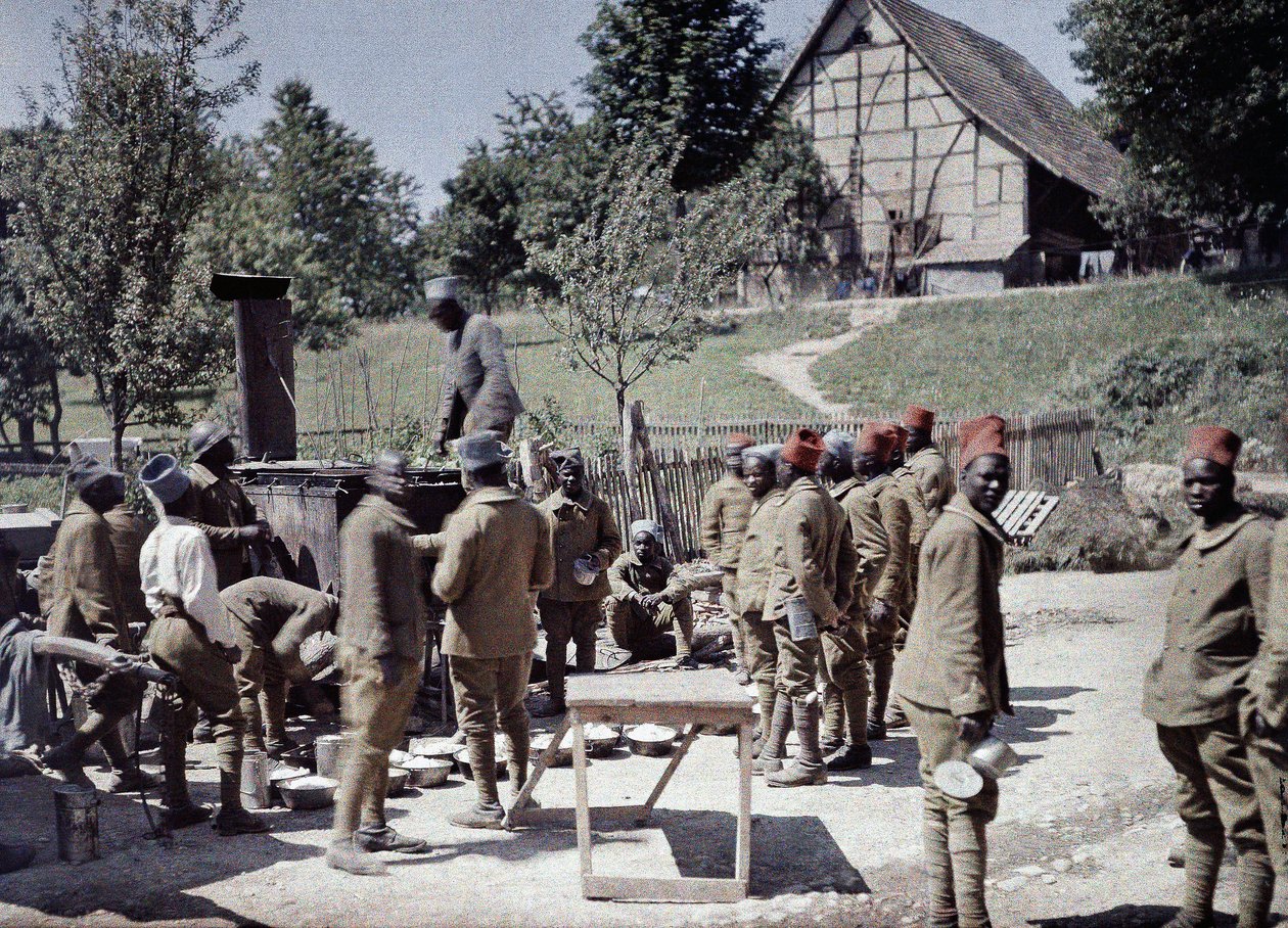En gruppe senegalesiske soldater som tjenestegjorde i den franske hæren som infanterister som spiste lunsj i Saint-Ulrich, Department Haut-Rhin, Alsace, Frankrike, 16. juni 1917 (autokrom) av Paul Castelnau