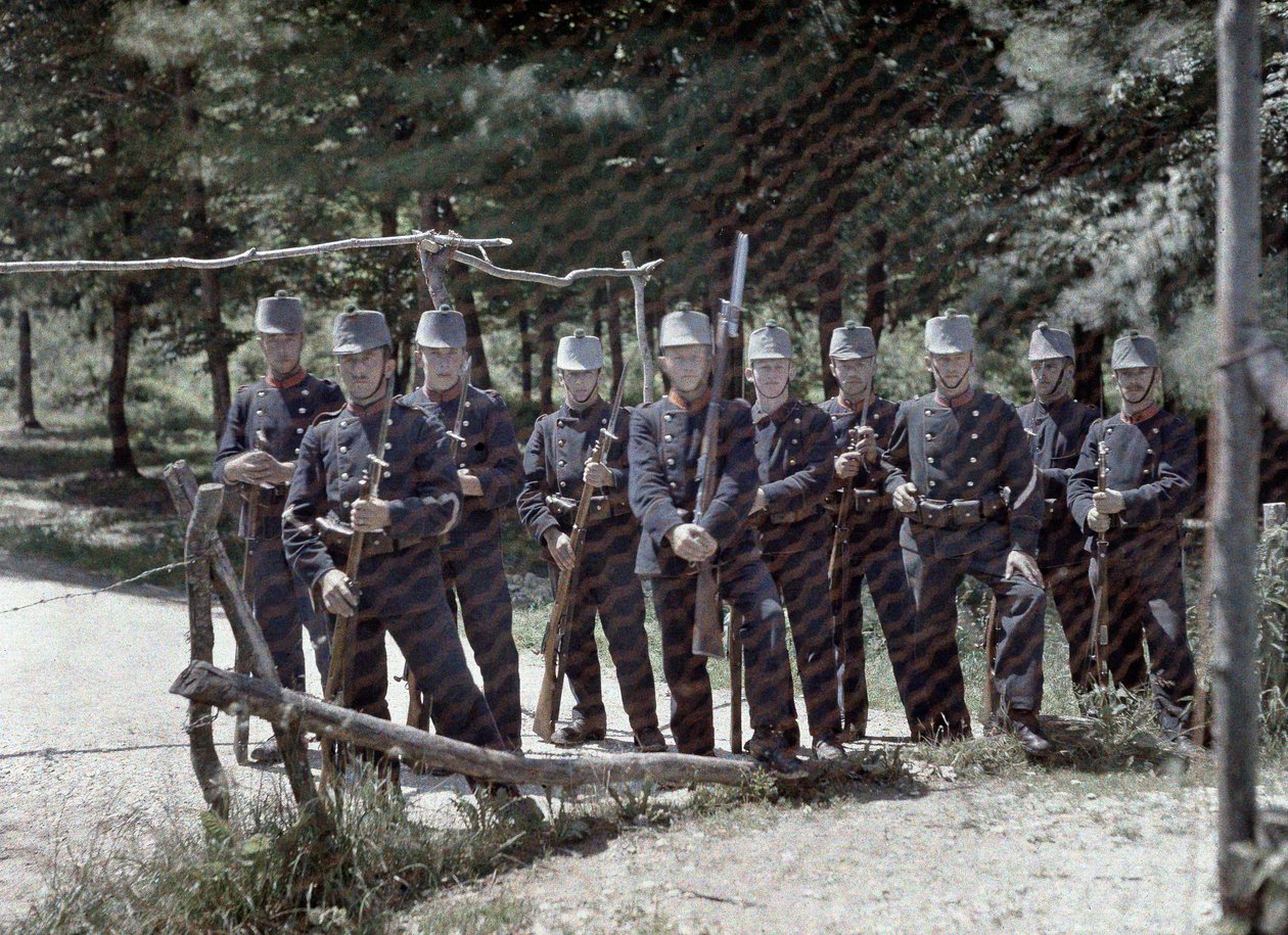 En gruppe sveitsiske grensevakter bak et gjerde mellom Sveits og Frankrike, Departement Haut-Rhin, Alsace, Frankrike, 19. juni 1917 (autokrom) av Paul Castelnau