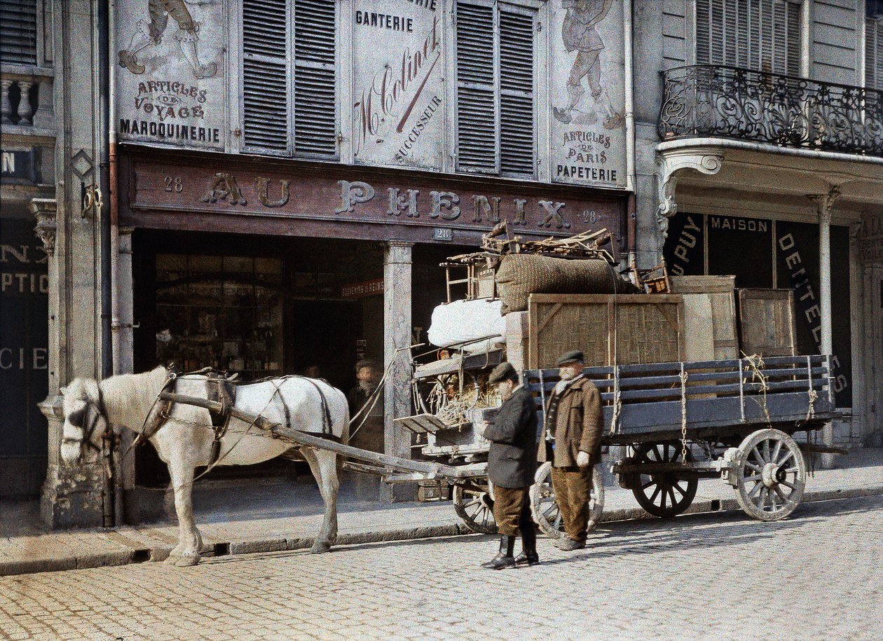 En hestevogn er lastet med møbler og personlige eiendeler foran en lærvarebutikk, Reims, Frankrike, 4. mai 1917 (autokrom) av Paul Castelnau