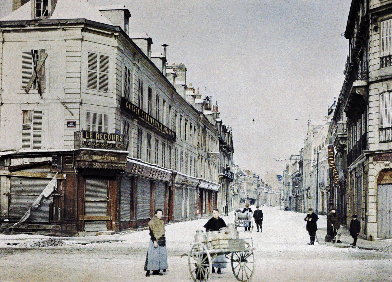 En kvinne med en vogn fylt med melkebokser i Rue de Vesle og en mann med en annen vogn i Rue de Talleyrand bak seg, Reims, Frankrike, 3. mars 1917 (autokrom) av Paul Castelnau