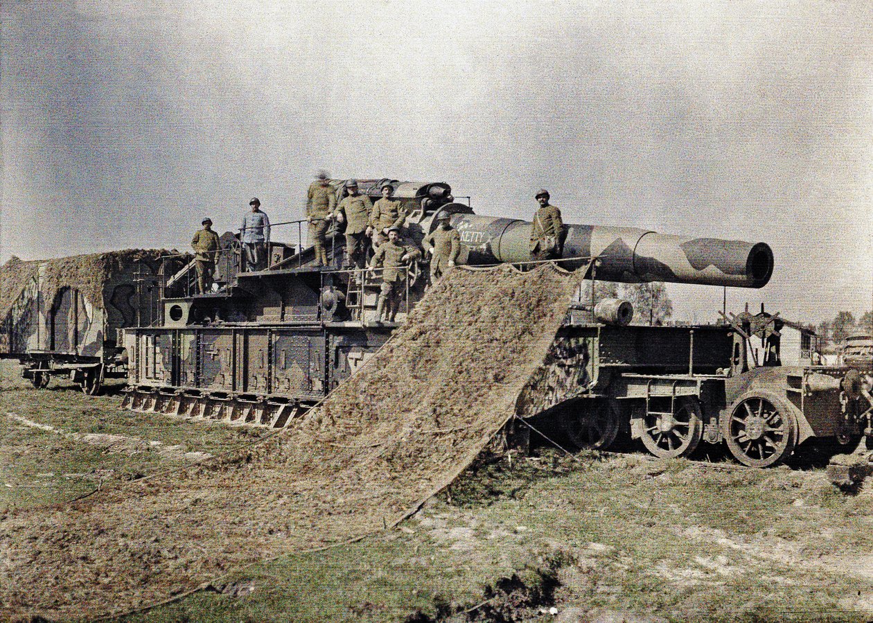 Åtte franske soldater kamuflerer en 370 mm jernbanekanon med inskripsjonen Keity, Noyon, Oise, Frankrike, 5. september 1917 (autokrom) av Paul Castelnau
