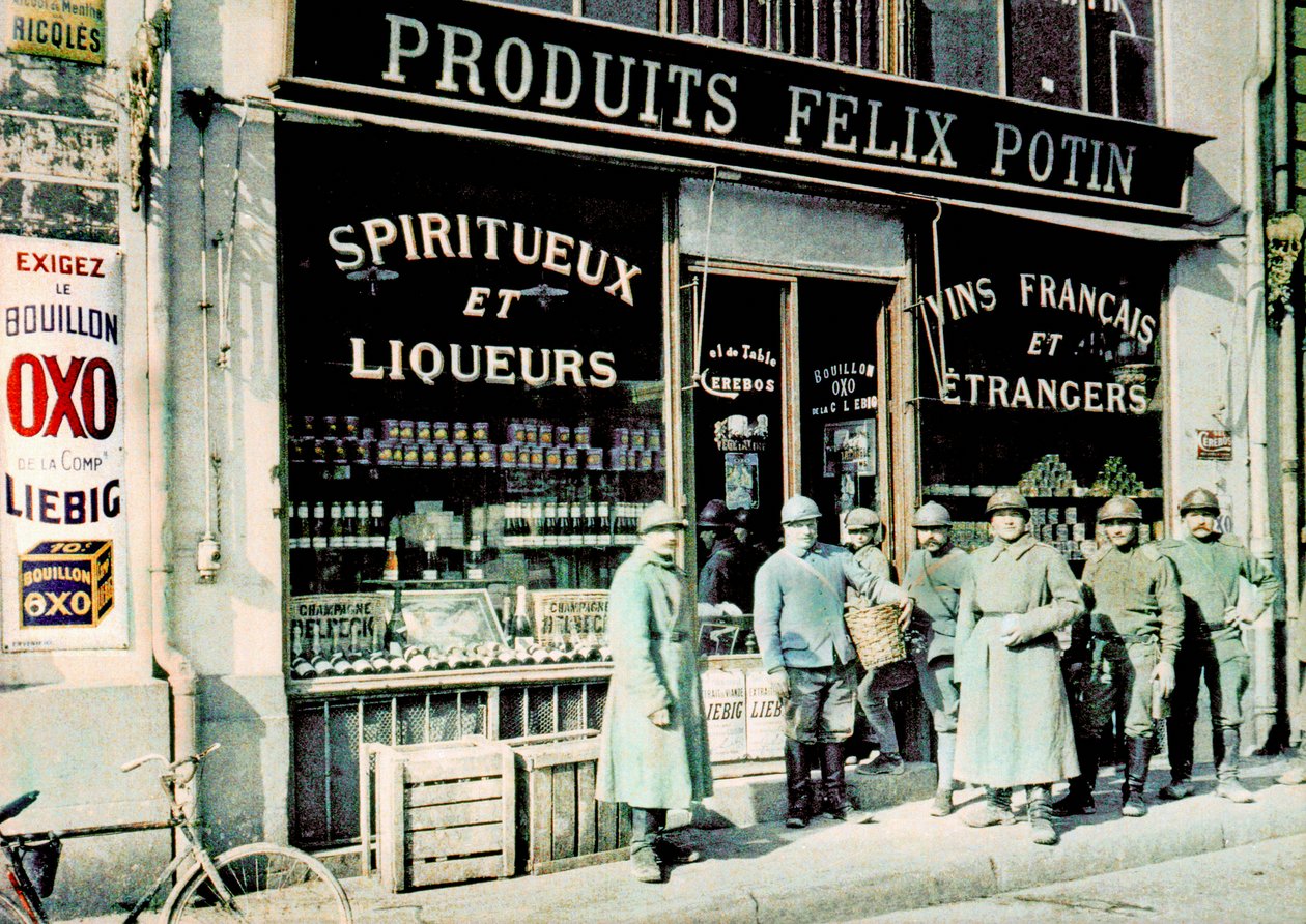 Franske soldater foran dagligvarebutikken Felix Potin på Place des Marchés, Reims, Frankrike, 1917 (autokrom) av Paul Castelnau