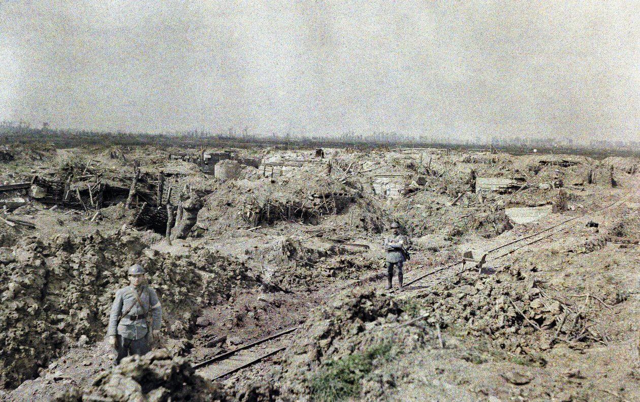 To franske soldater som står ved et smalsporet jernbanespor nær den franske linjen ved Het Sas i et område som har blitt ødelagt av artilleriild, Belgia, 10. september 1917 (autokrom) av Paul Castelnau