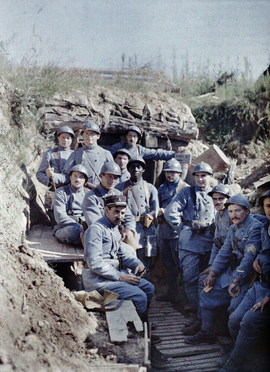 En gruppe franske soldater i en skyttergrav på frontlinjen, Hirtzbach, Department Haut-Rhin, Alsace, Frankrike, 16. juni 1917 (autokrom) av Paul Castelnau