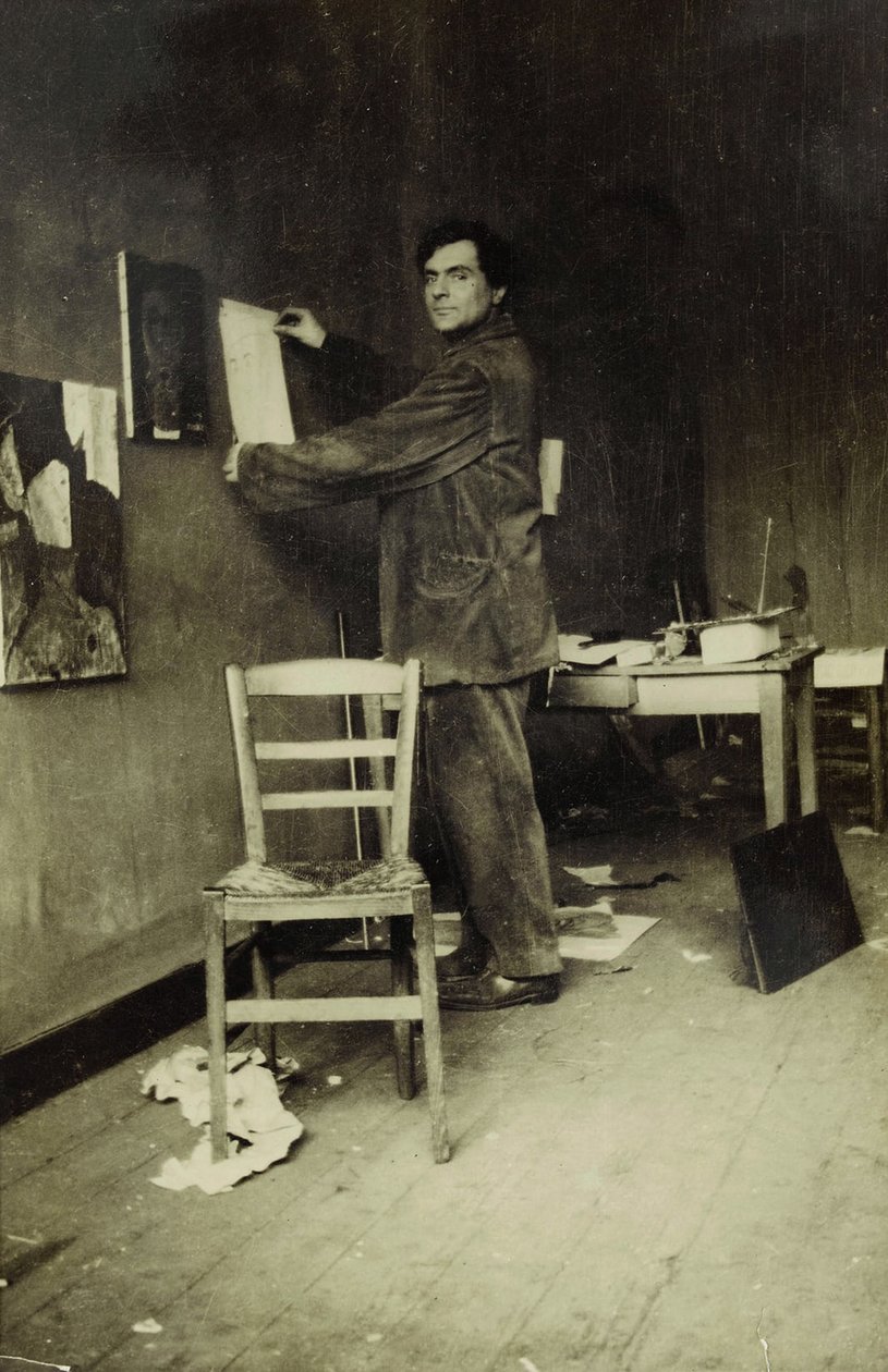 Amedeo Modigliani i studioet hans, ca. 1915 (s/hvitt-bilde) av Paul Guillaume