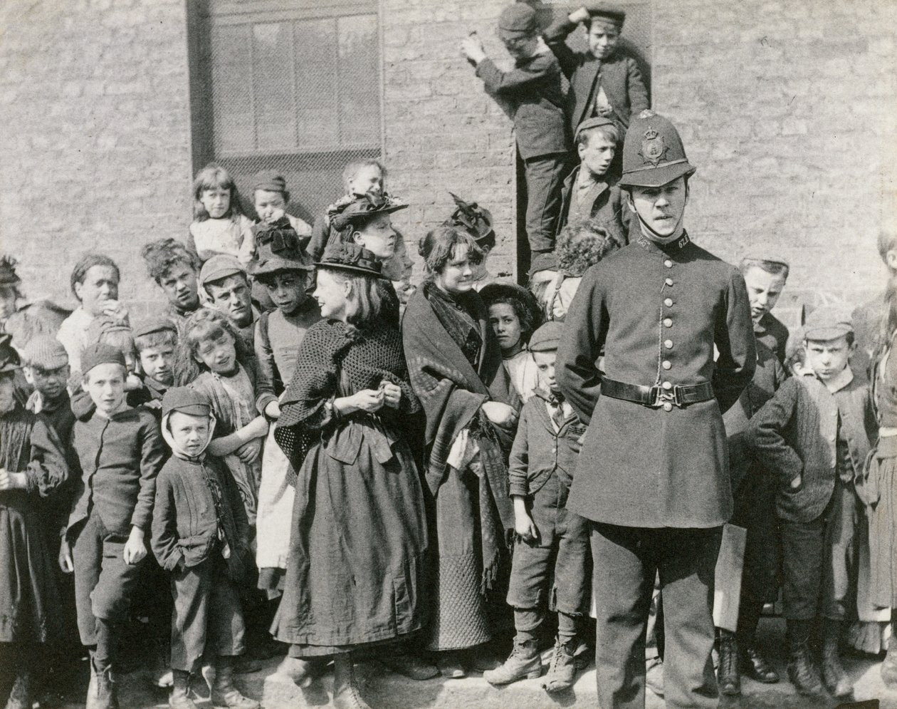 En politimanns begravelse i London, 1894 av Paul Martin