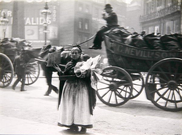En kvinnelig avisselger, London, ca. 1890-tallet (s/hvitt-bilde) av Paul Martin