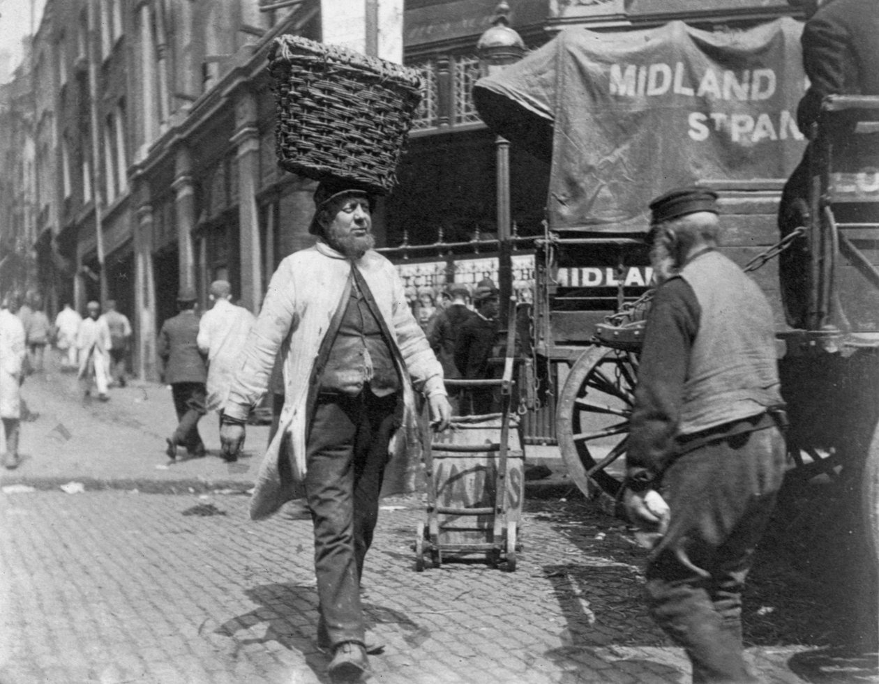 Fiskeportører på Billingsgate Market, London, 1893. av Paul Martin