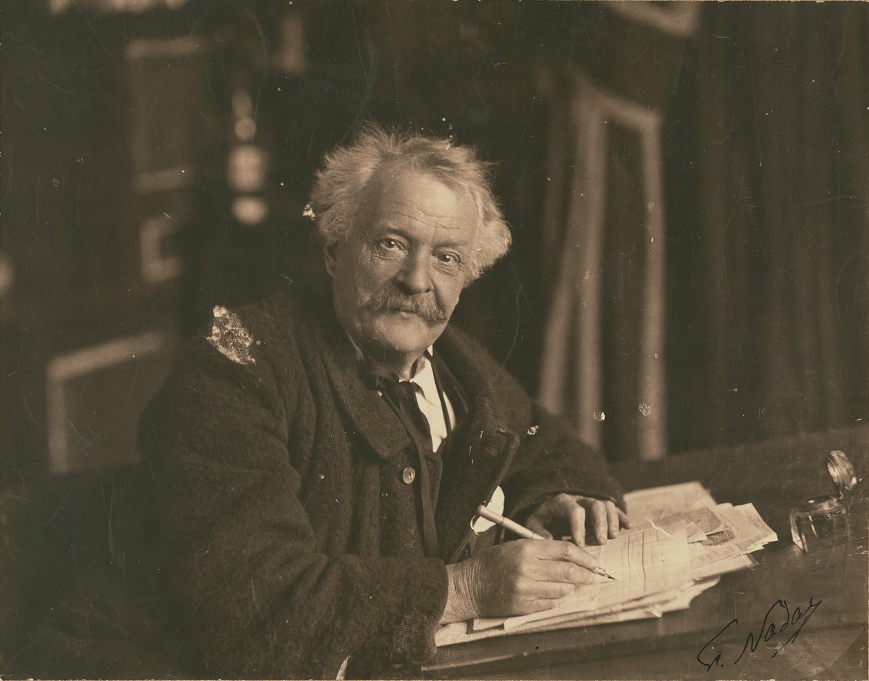 [Félix Nadar sittende ved skrivebordet] av Paul Nadar