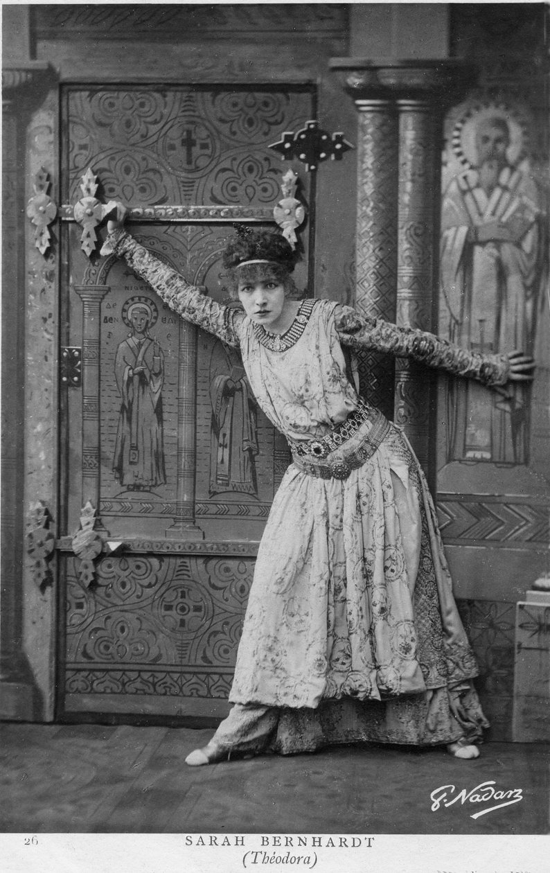 Henriette Rosine Bernard aka Sarah Bernhardt (1844-1923) i en scene av «Théodora», skuespill av Victorien Sardou i 1884 (s/hvitt-foto) av Paul Nadar