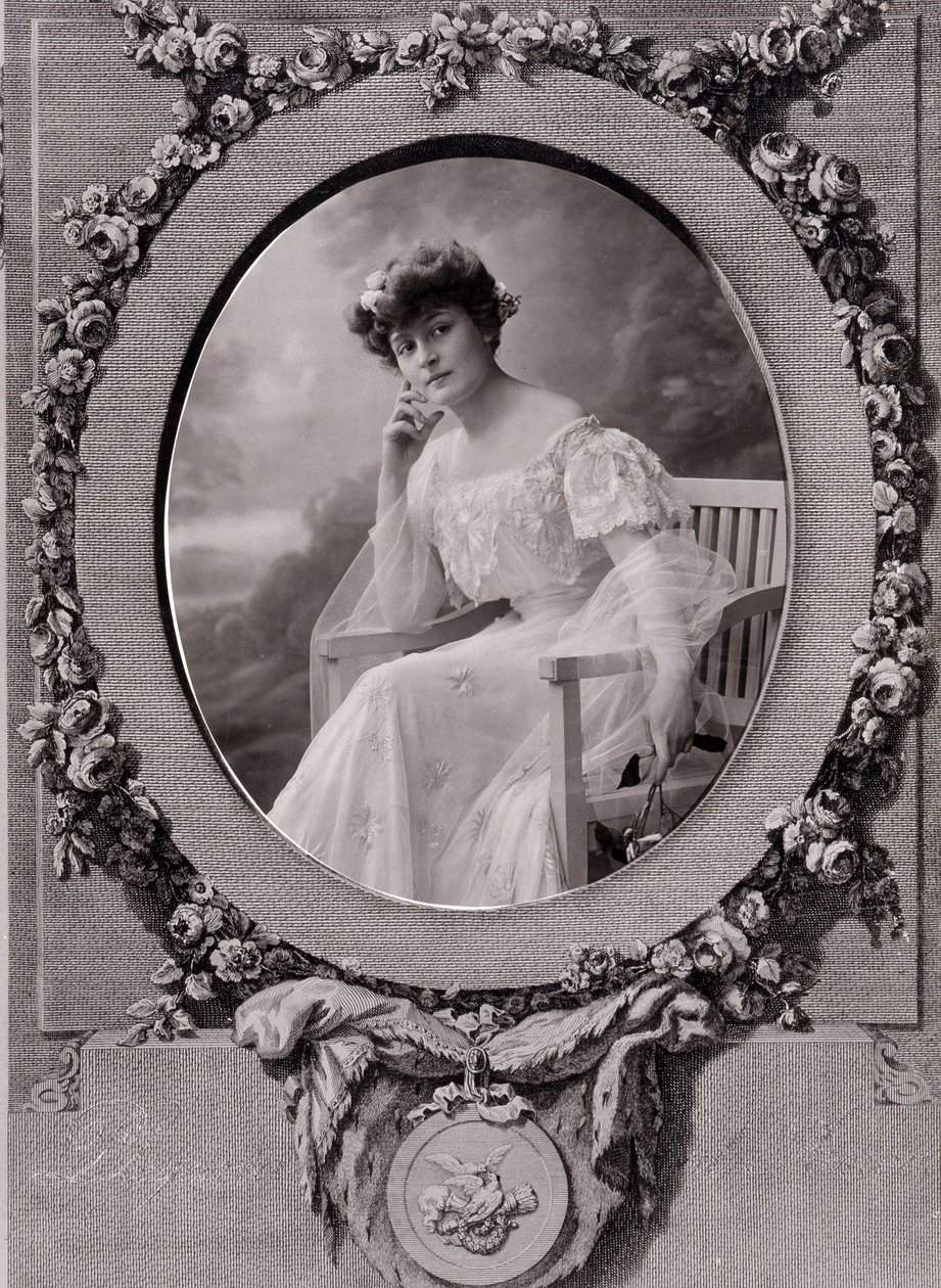 Portrett av en dame som sitter på en oval benk i en bakgrunn dekorert med blomster av Paul Nadar