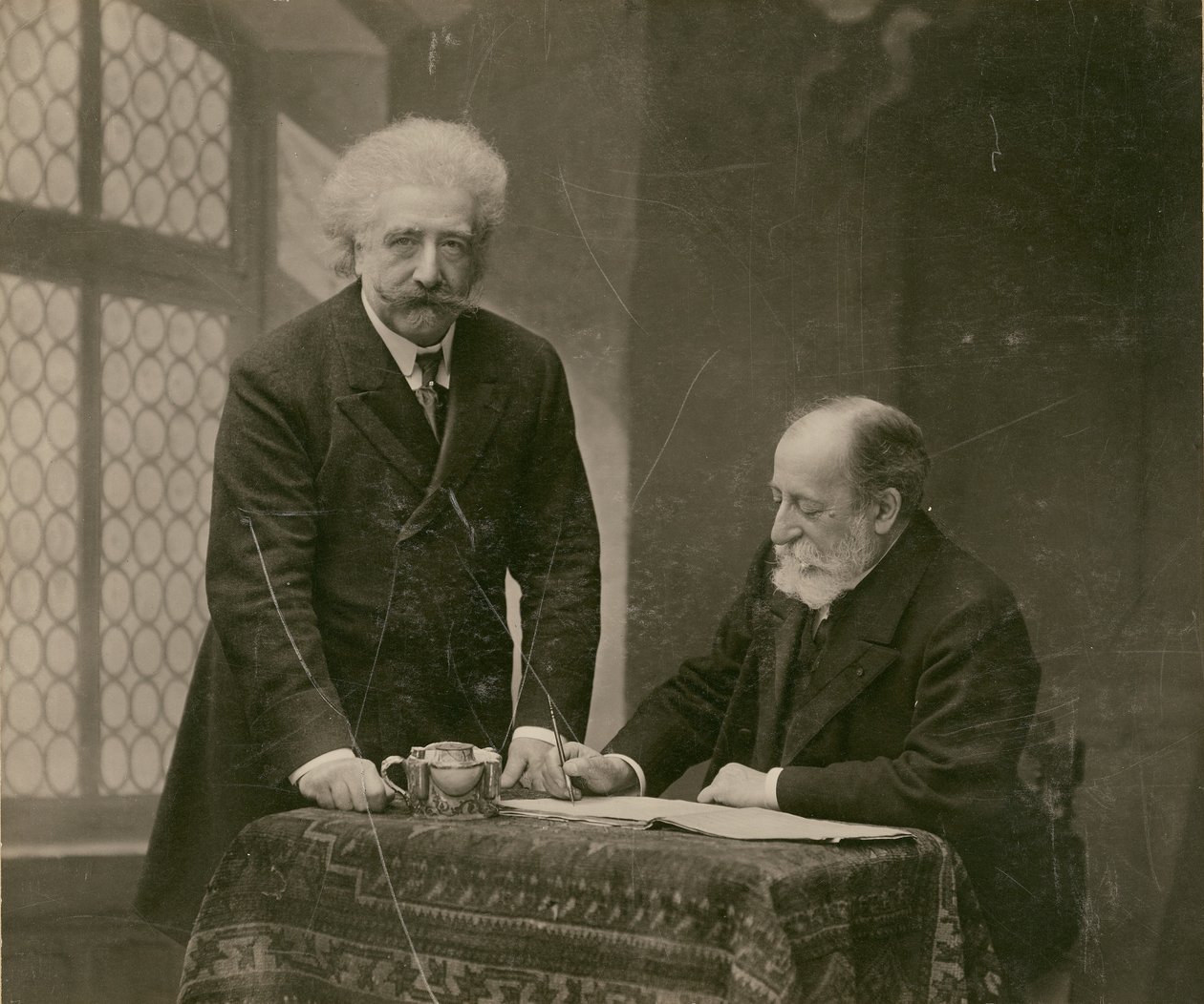 [To menn i interiøret, sannsynligvis René Thorel og Hollman] av Paul Nadar