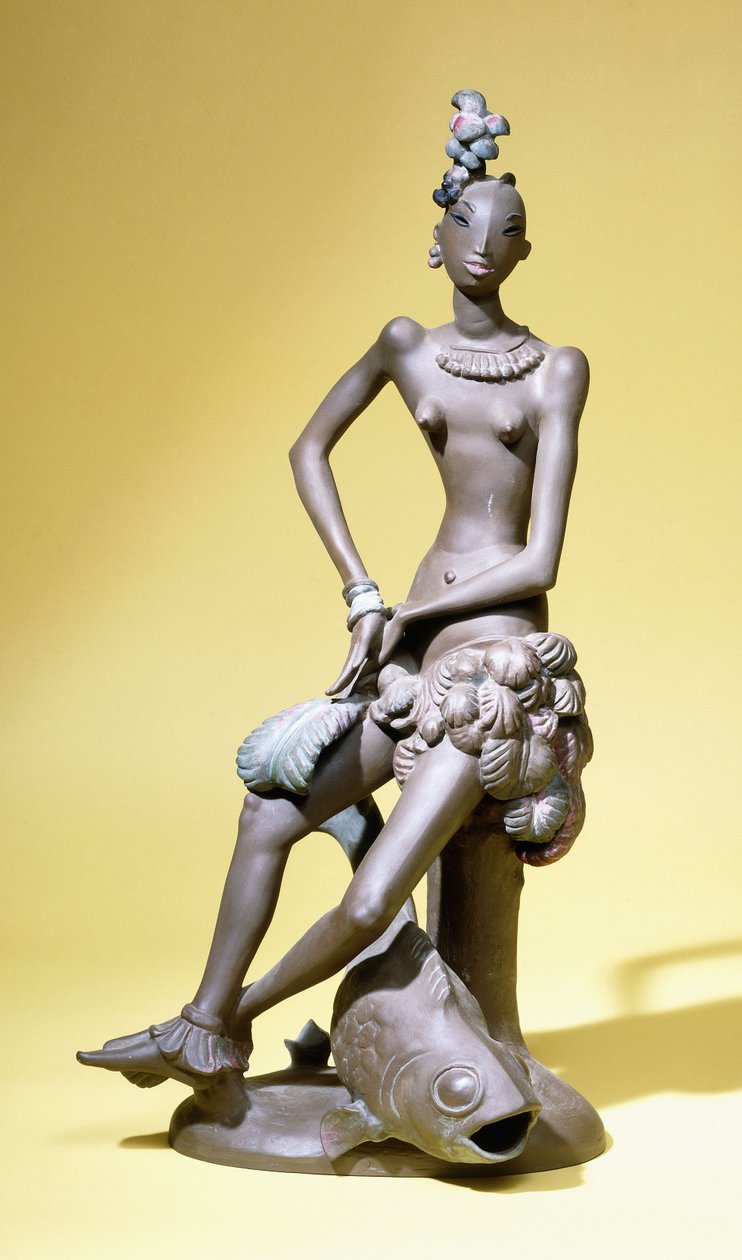En afrikansk danser sitter med en stor fisk ved føttene, en Karlsruhe terrakottafigur av Paul Scheurich