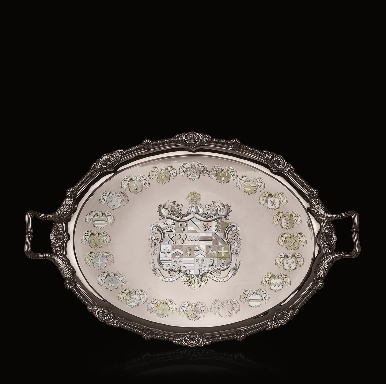 George III tebrett med heraldisk gravering av Paul Storr