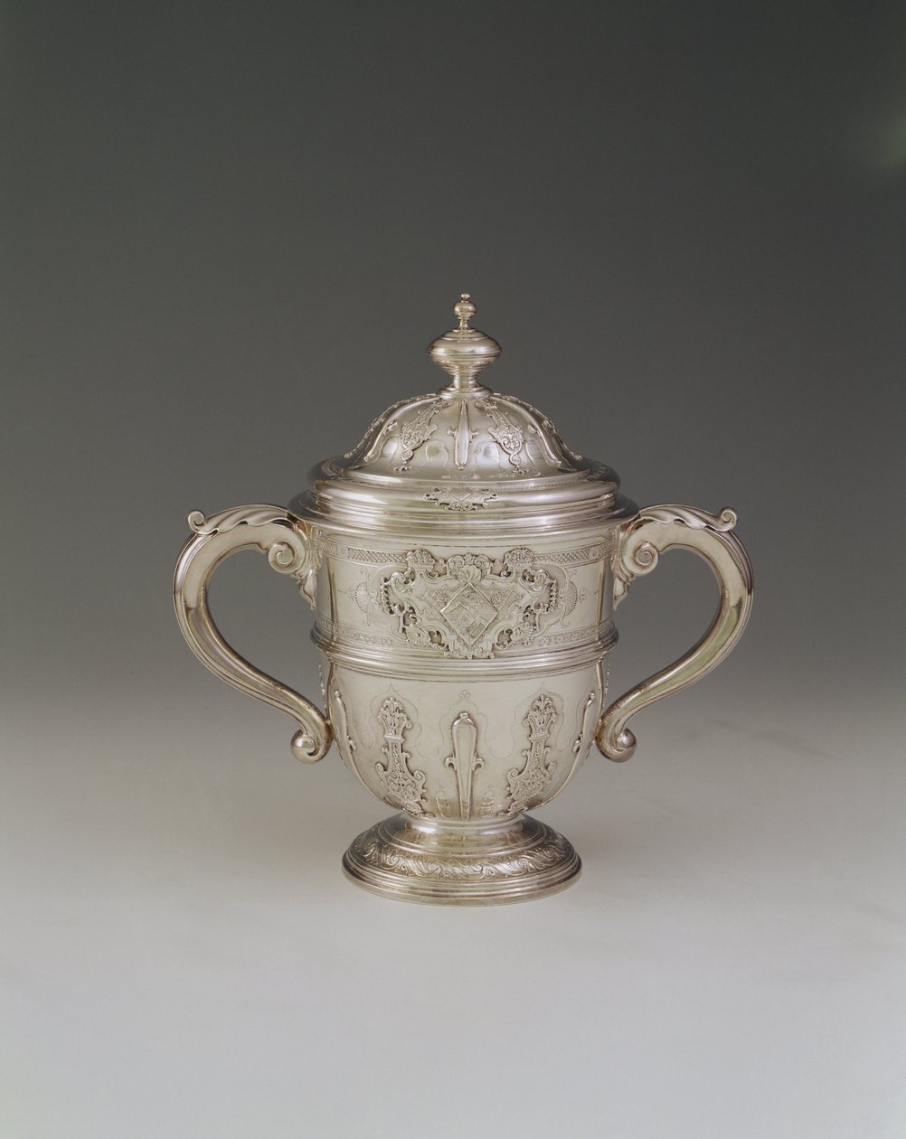 Tohåndskopp og lokk, 1730-31 av Paul de Lamerie