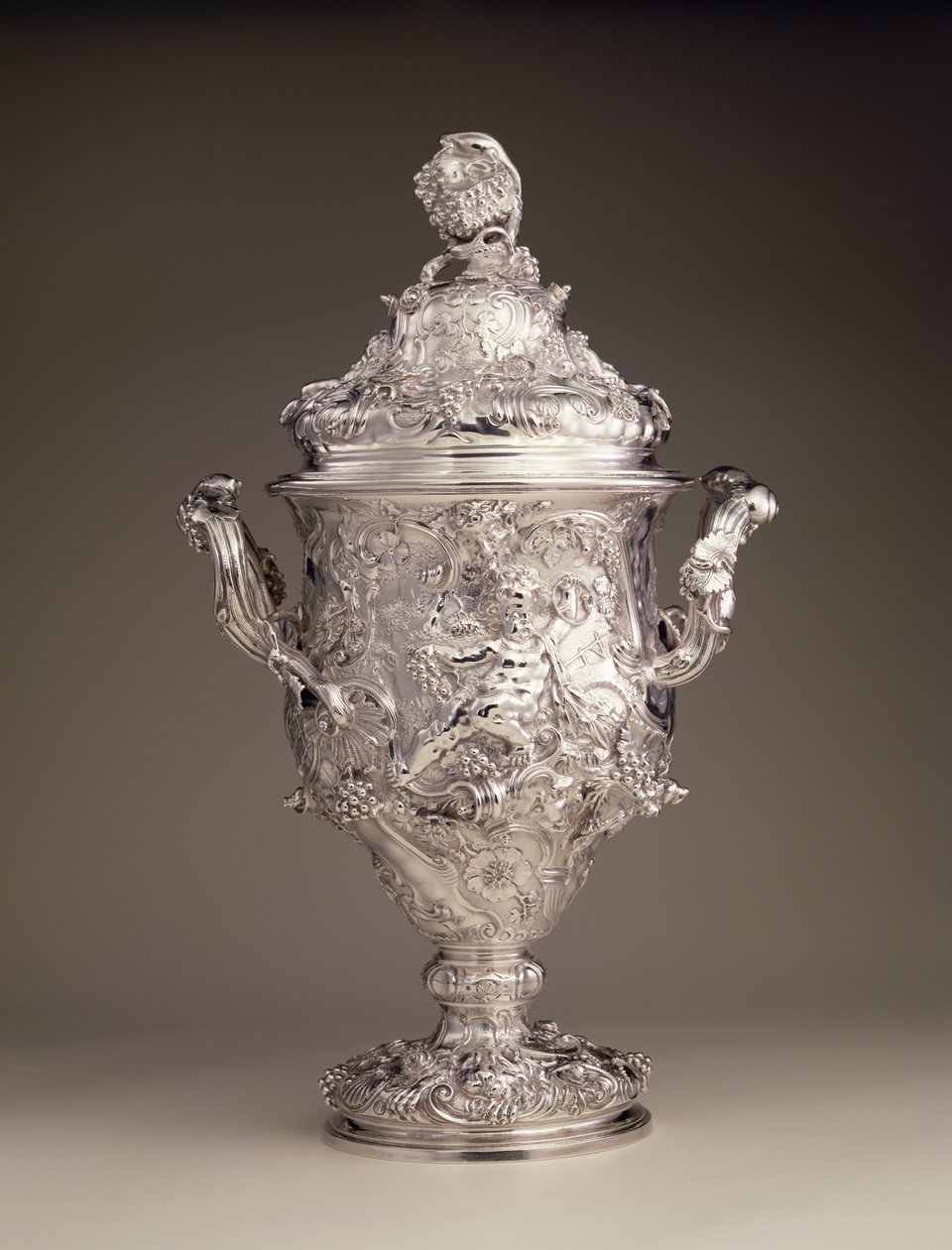 To-håndtaks kopp og lokk, 1742-43 av Paul de Lamerie